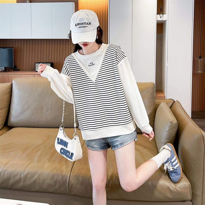 Early autumn small sweater women's spring and autumn 2026 new loose large size fake two-piece striped splicing top jacket