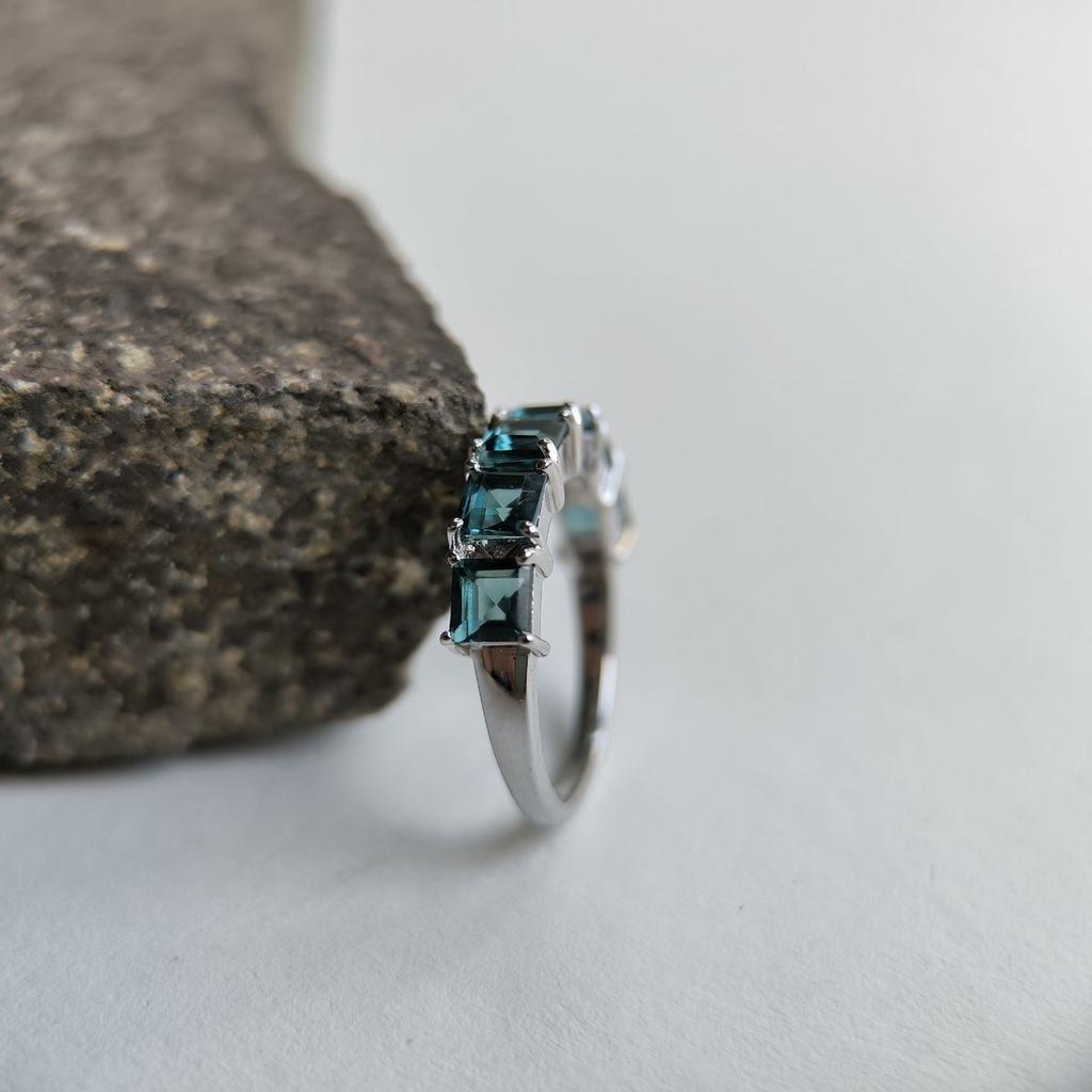 Серебряное кольцо с топазом Лондон Блю 1.925ct, вес изделия 3,17 гр (2178316)