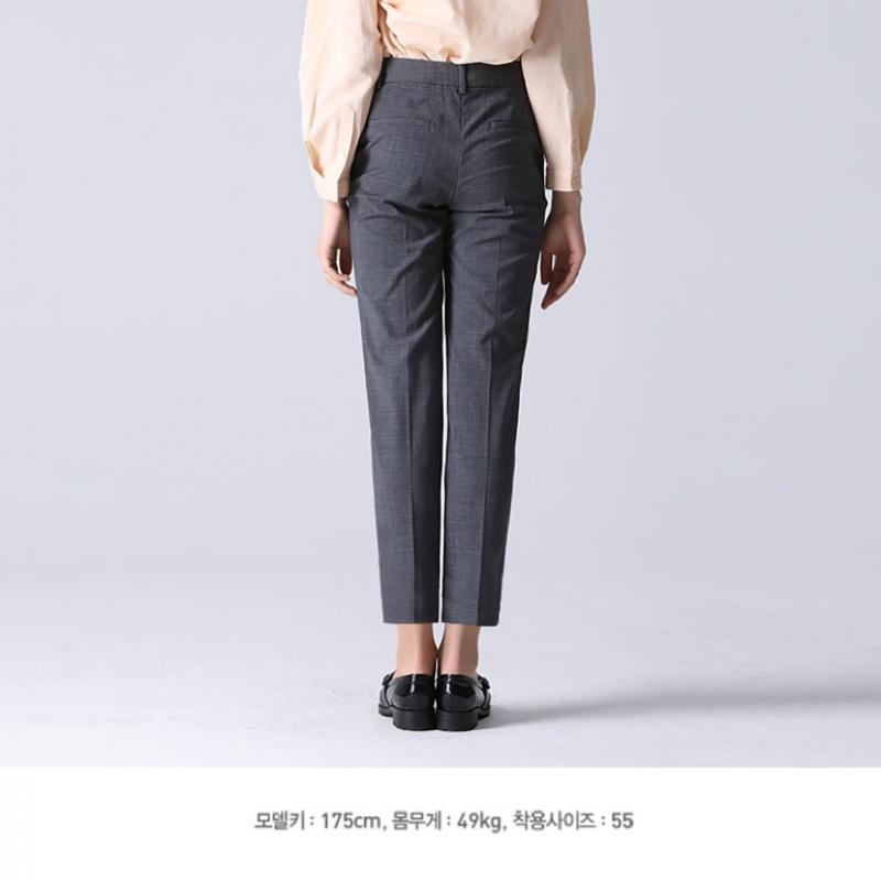  Îi lipsesc pantalonii formali simpli cu creion care cade