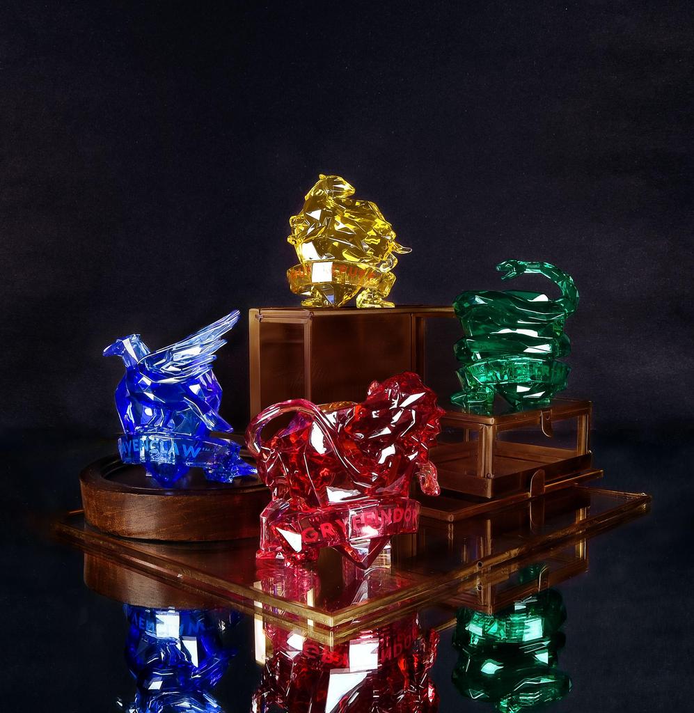 Enesco Facets Harry Potter Hufflepuff Akrylfigur 6012986