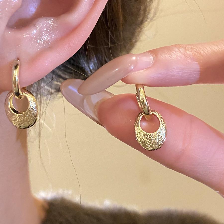 

Fashionable Pleated Oval Hollow Drop Earrings for Women Ladies Light Luxury Temperament Earrings Buckle Commuting Jewelry Gifts