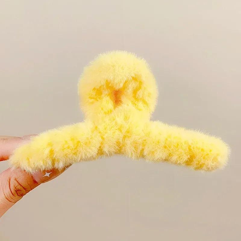 Pince à cheveux d'hiver en fausse fourrure pour femmes Élégante barrette crabe en acrylique Épingle à cheveux Accessoires pour cheveux de fille Coiffure duveteuse Clip pince à cheveux