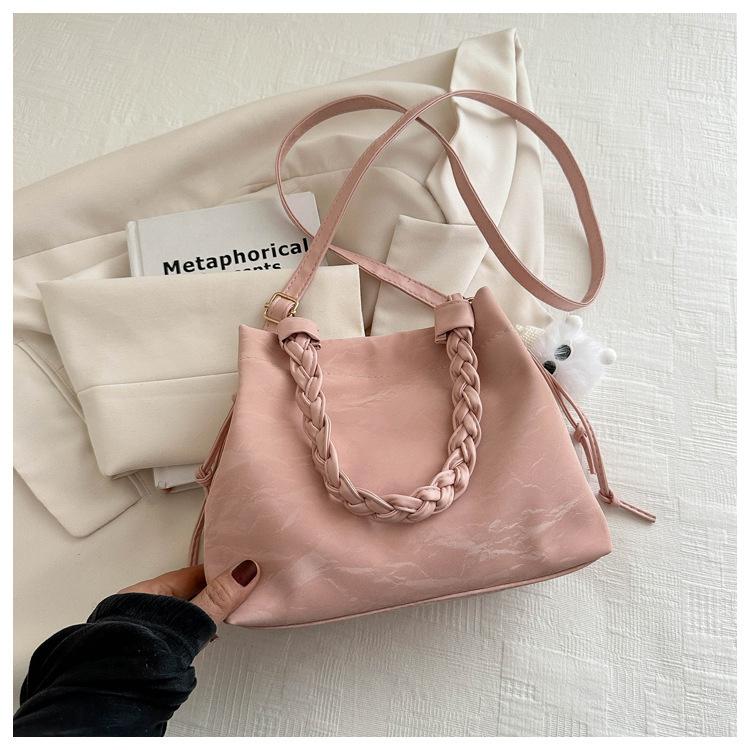 This year's popular bag women 2025 new casual versatile messenger bag summer out small bag portable bucket bag