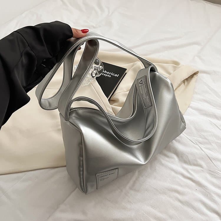 Off-white soft leather contrasting orange shoulder strap Hobo underarm bag серебряный