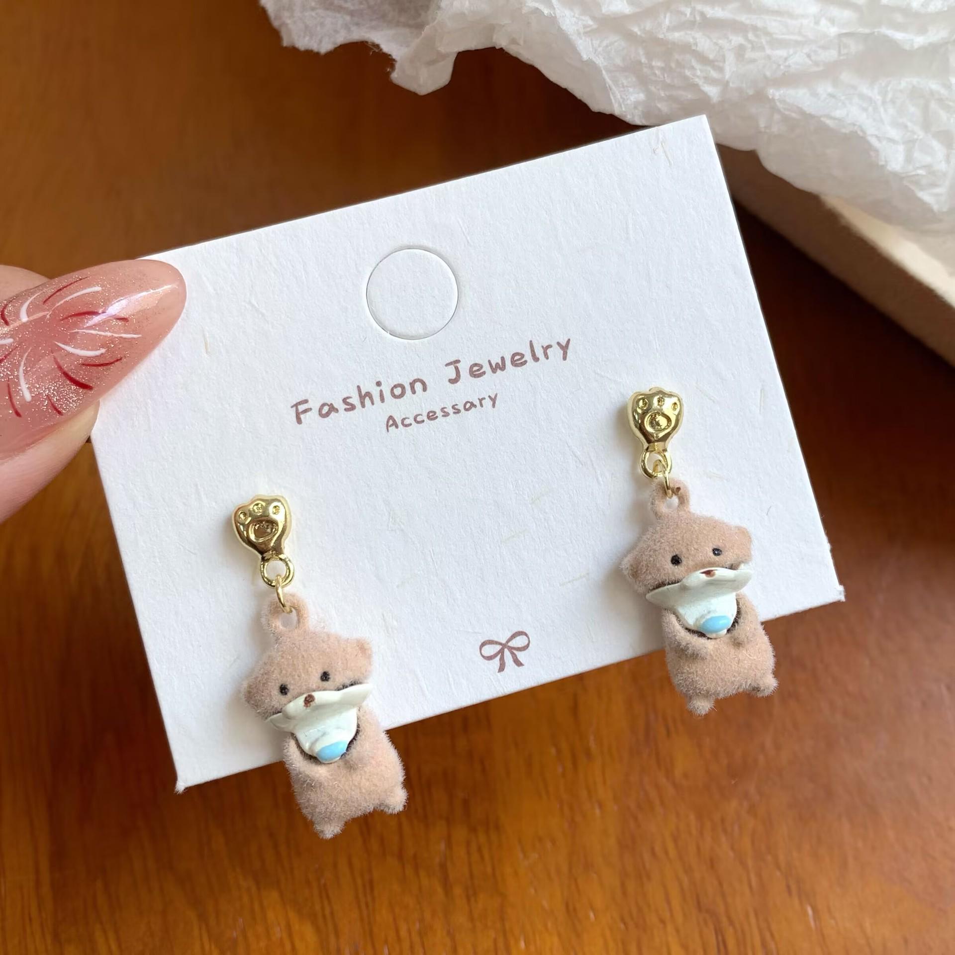 

Очаровательные серьги-выдры для женщин: Милый мультяшный дизайн с серебряными заклепками