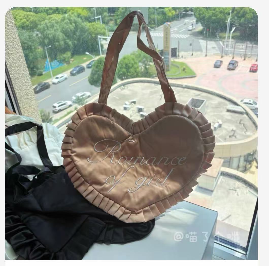 Sac à main noir en forme de cœur japonais pour femme Lolita Sac à bandoulière à volants pour dame Grande capacité Lettre brodée Fermeture éclair Sac sous le bras 45x28cm white
