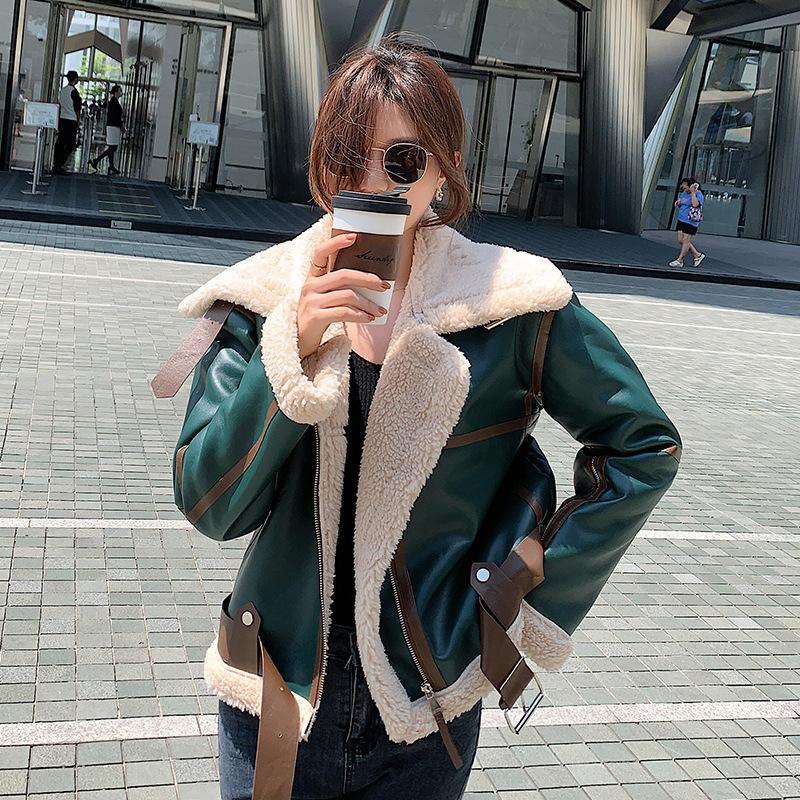 

2024 зимняя одежда новая зеленая сращивающаяся одежда с большими лацканами локомотивная женская утолщенная короткая меховая интегрированная кожаная куртка