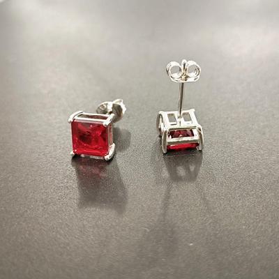 Pendientes de Tuerca Cuadrado de Circonita Roja Plata de Ley 925 Corazón CZ