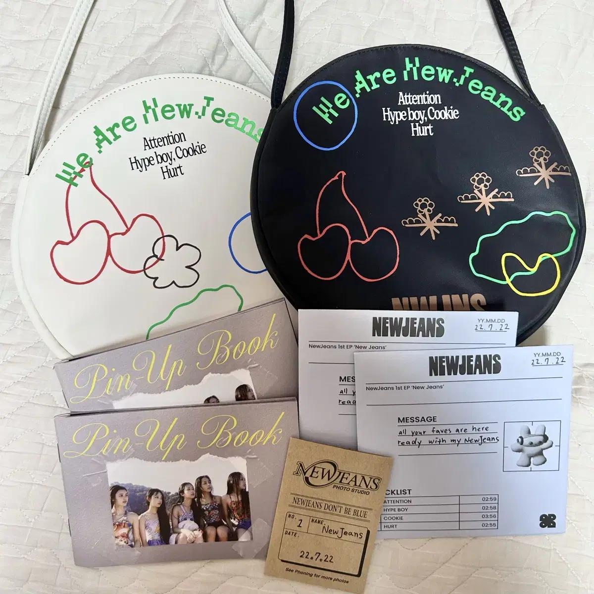 

Newjeans Attention Bag Album Batch White Black