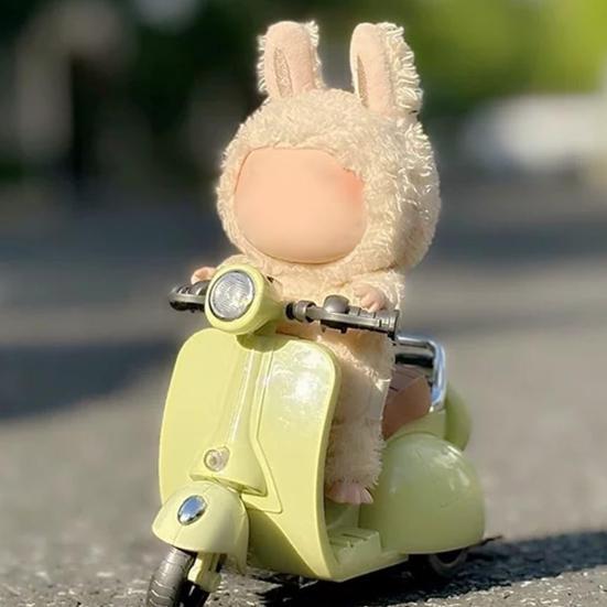 

Игрушечный самокат для куклы со светом и музыкой, милый мини-мотоцикл для кукольных аксессуаров, интерактивный настольный декор для коллекционеров кукол