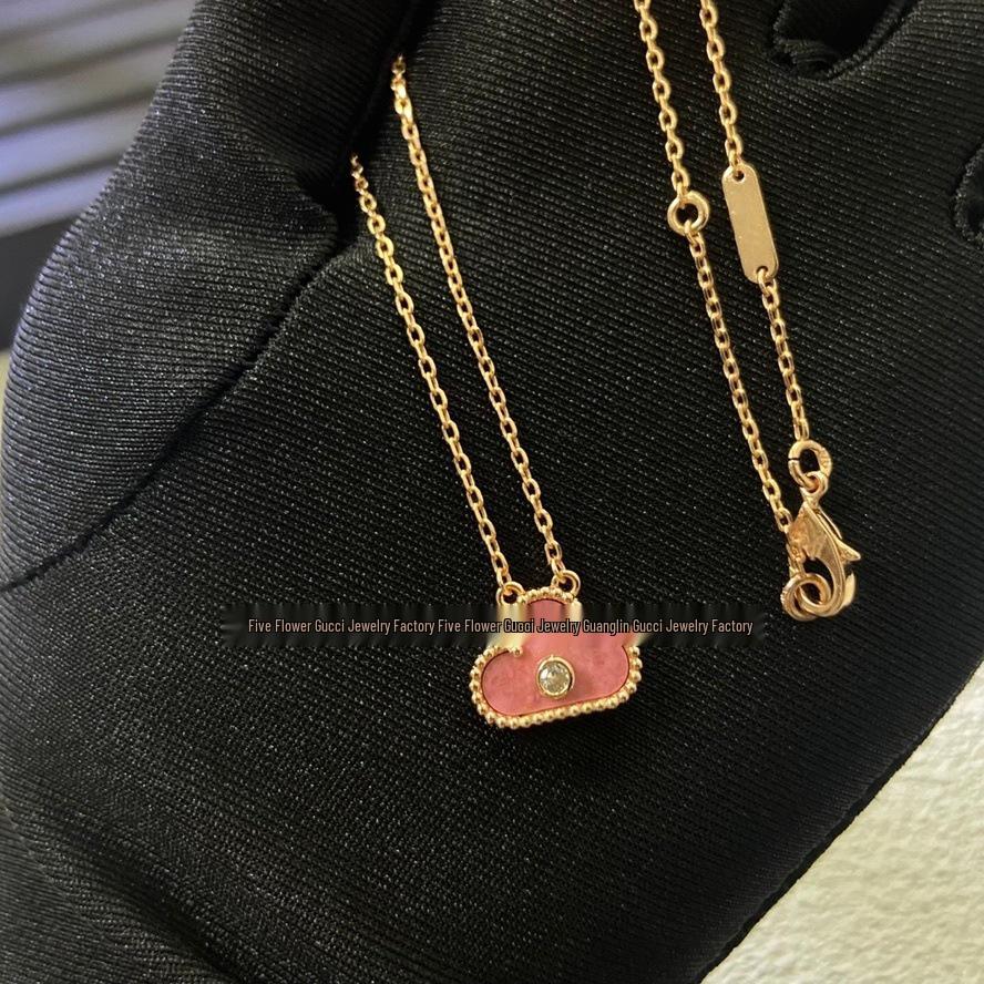 Náhrdelník Van Cleef se čtyřlístkem: Zlatý přívěsek pro ženy s pětilistým designem, bílou perletí, červeným achátem a diamantem.