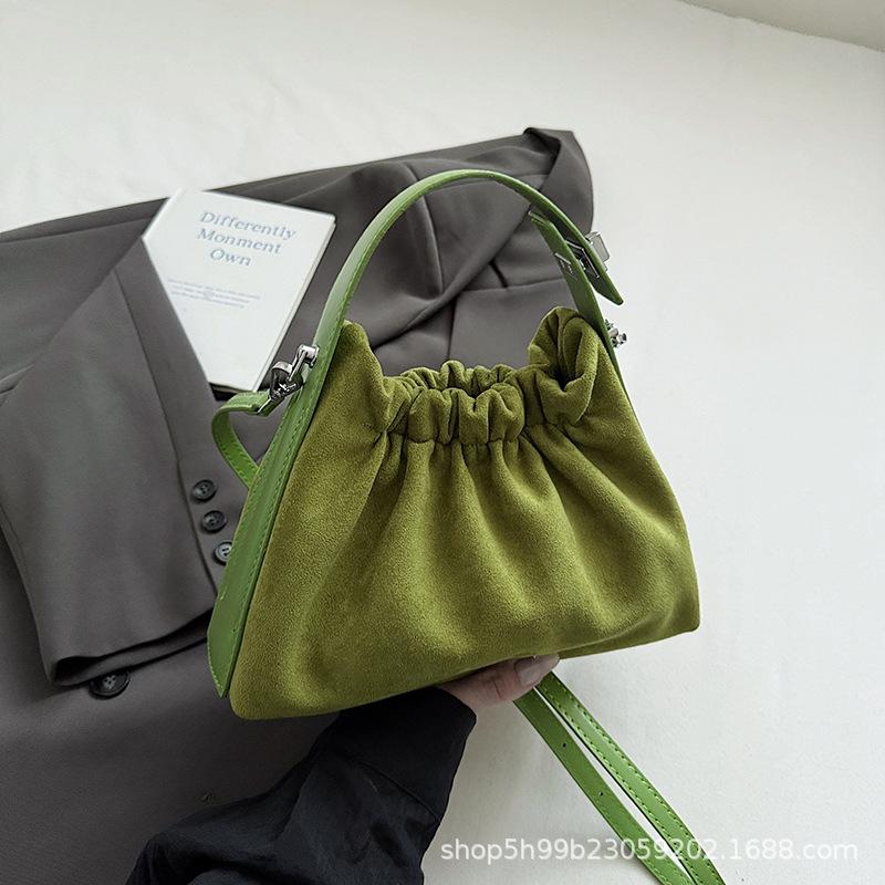 Nytt mode molnväska trendigt temperament axel messenger väska nischdesign plisserad handväska