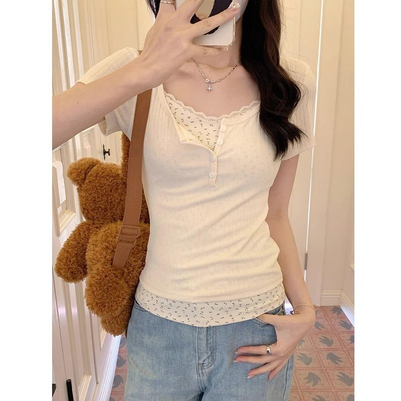 

Женская футболка с короткими рукавами и фрагментированным кружевным краем, полуоткрытым воротником и фальшивыми топами из двух частей Pure Desire