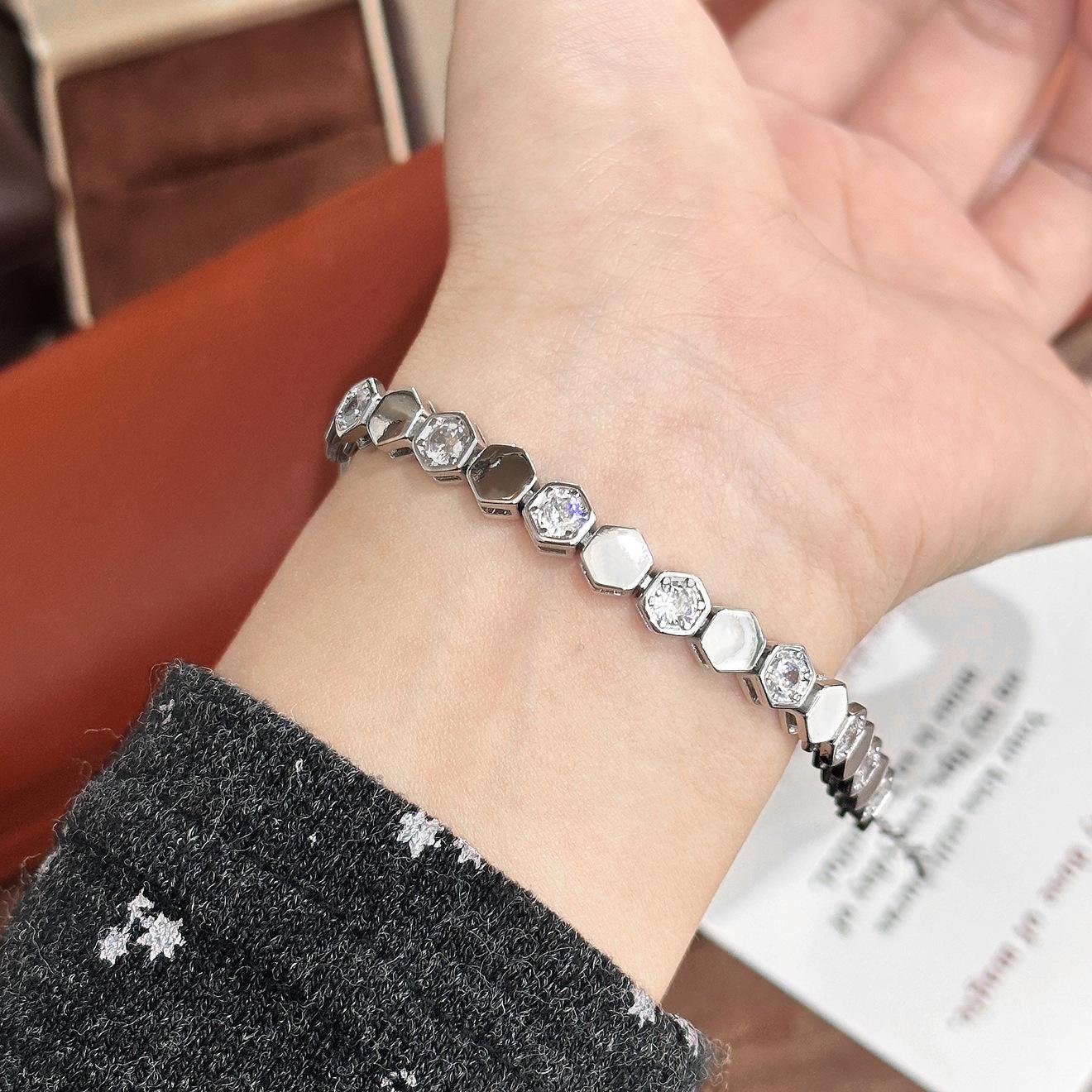 

Hot-selling honeycomb bracelet bright star honeycomb design Seiko light luxury bracelet платиновий