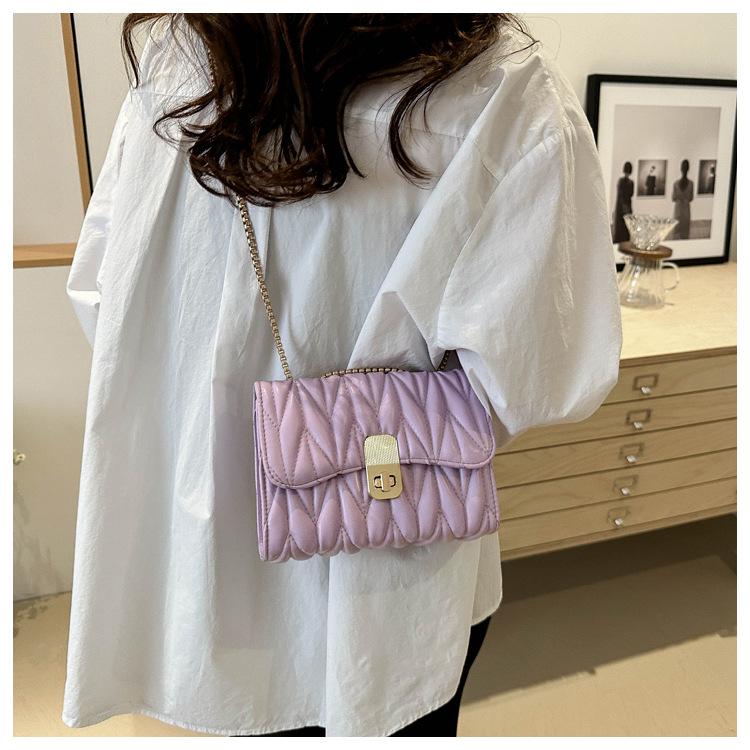 

Pleated bag women s 2025 new lock buckle texture fashionable and versatile small square bag simple chain one-shoulder crossbody bag trendy фиолетовый