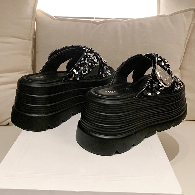 Modne Damskie Klapki na Wysokiej Platformie 8CM Letnie Błyszczące Modne 2025 Nowe Sandały na Podwyższeniu Codzienne Klapki Muffin Obcasy Buty Plażowe