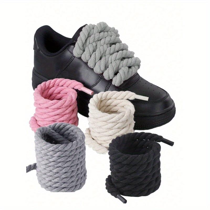 1 par skolisser med en bredde på 8 millimeter. Dette er håndvevde trestrenget tau med livlige farger og en fortykket design.