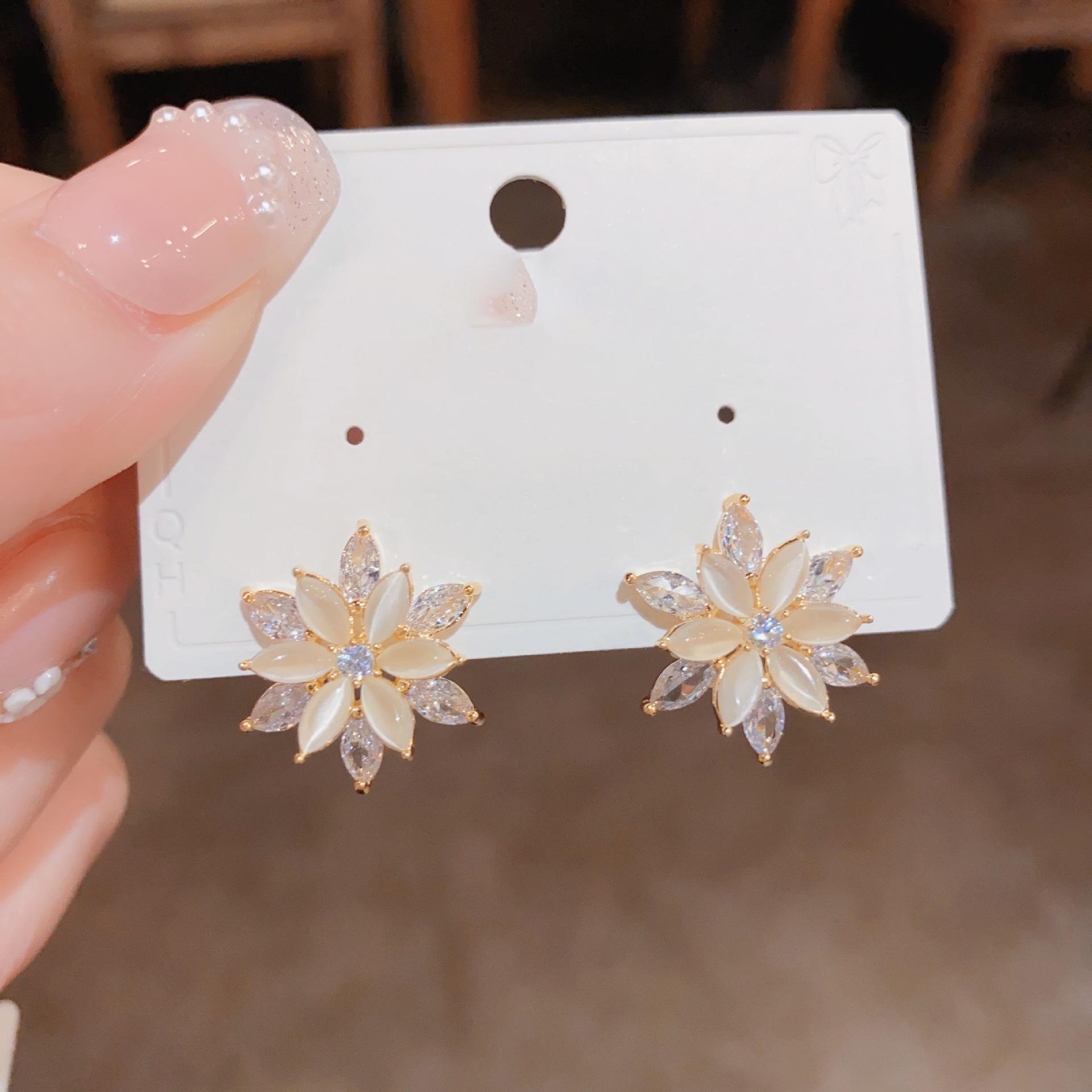 

Серьги-пусеты с цветком кошачий глаз из циркония с серебряной иглой, модные, суперблестящие, высококлассные, с темпераментом, маленькие, изысканного дизайна, женские