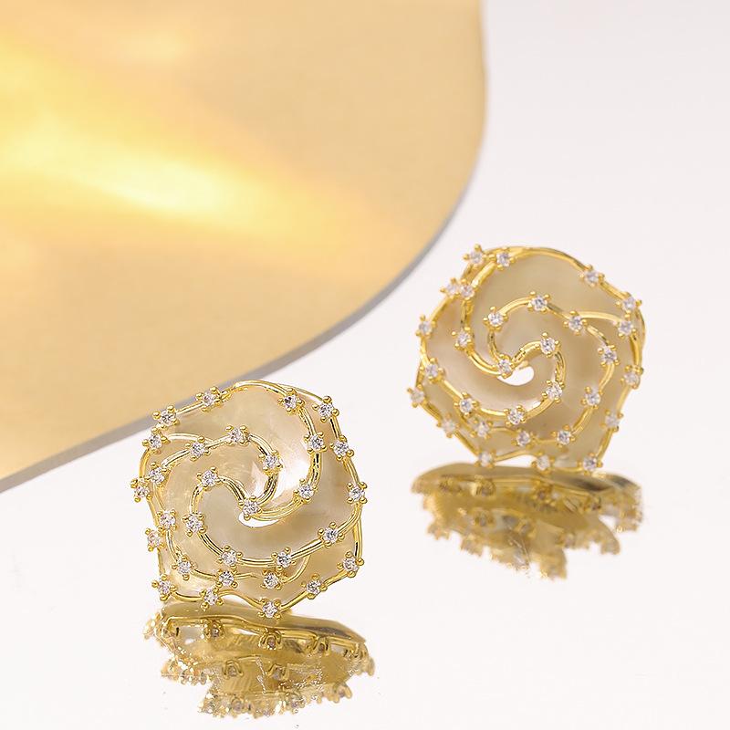

French elegance, small fragrance, oil dripping, diamond-encrusted camellia stud earrings, light luxury, high-end celebrity fan earrings. белый