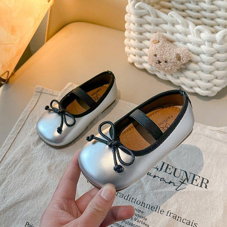 

Маленькие кожаные туфли для девочек 2025 весна и осень новая детская обувь туфли принцессы для маленькой девочки туфли Doudou на мягкой подошве неглубокие одинарные туфли 34 серебряный