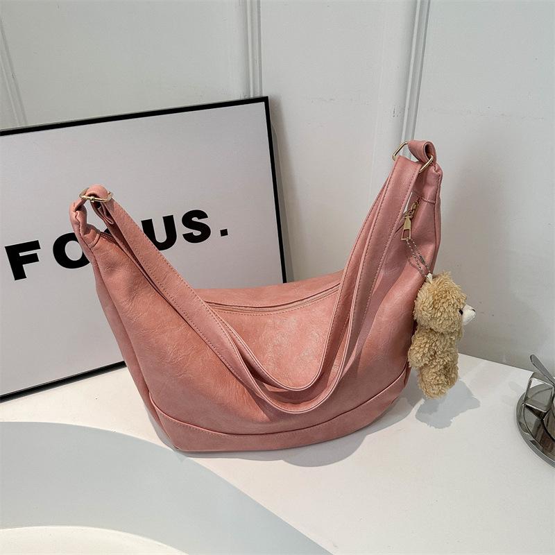 

Нишевая текстура, простая и модная корейская версия, однотонная сумка через плечо для женщин, весенняя, новая повседневная сумка-пельмень через плечо with pendant