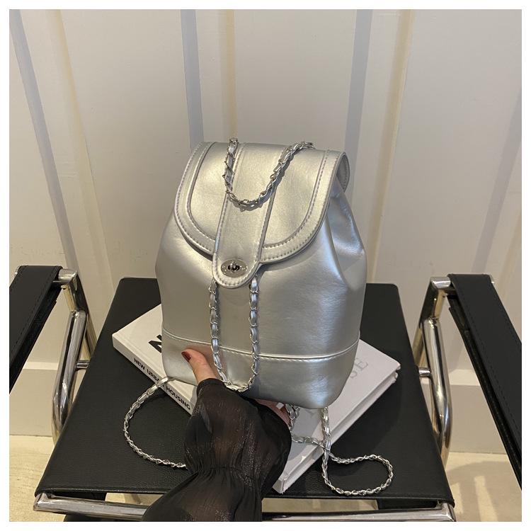 

2024 Модний жіночий універсальний рюкзак на подвійному ланцюжку через плече для подорожей та поїздок на роботу срібний