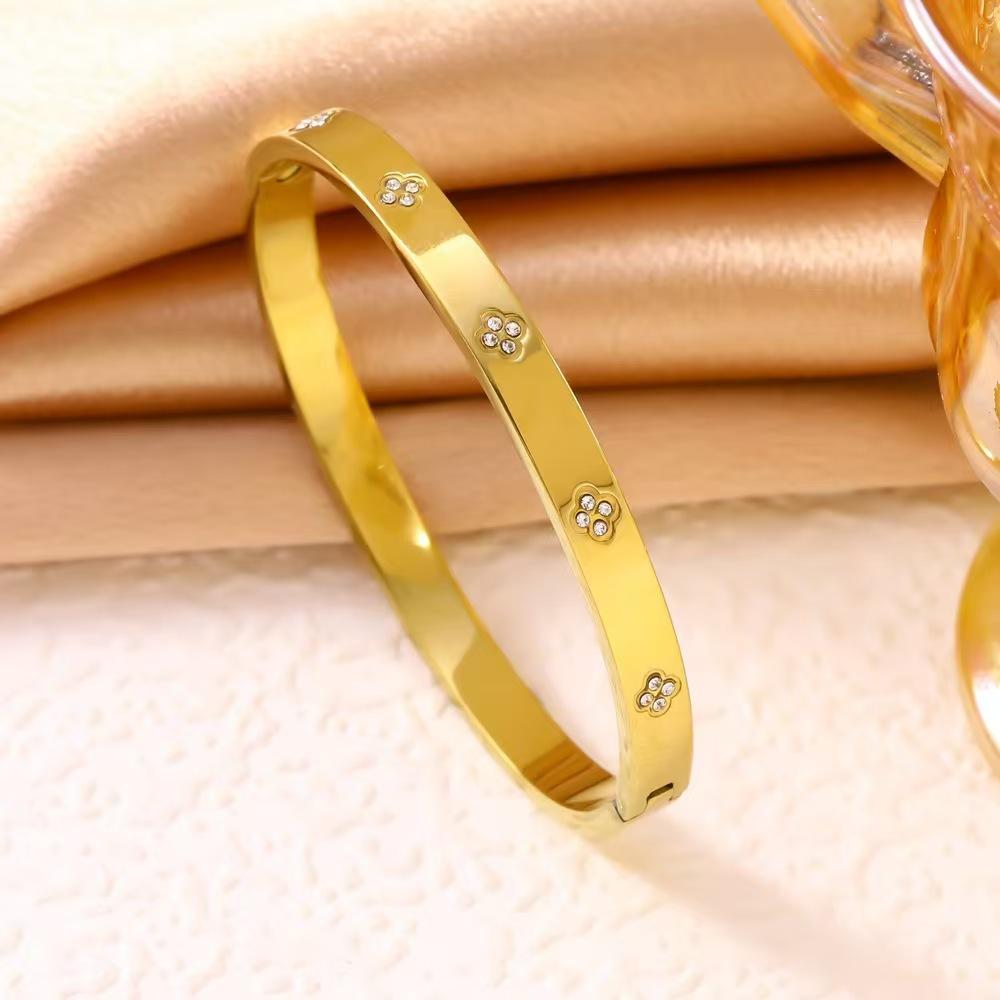 18k Gold Clover Diamond Bracelet Diamond Bracelet Women's Fashion Matching Jewelry 2026