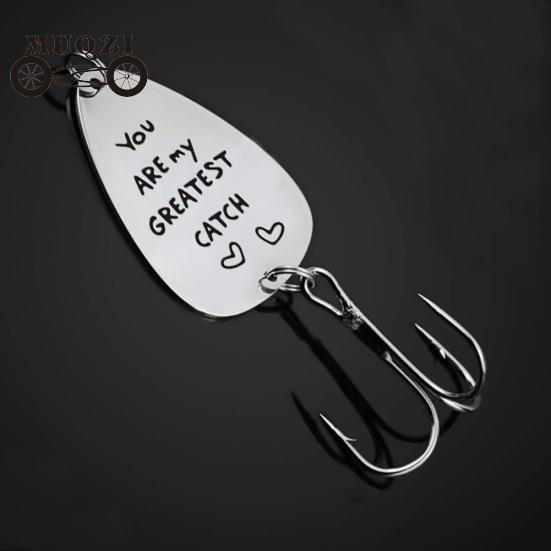 Буквы с выгравированным рыболовным крючком — фото 5