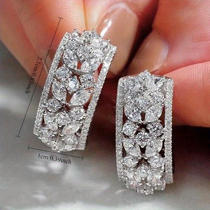 1 Pair, Fashionable, Inlaid with Synthetic Zircon, Hollow Engraved Earrings.