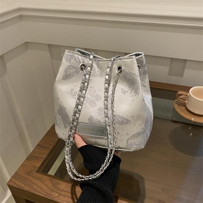 

This year, the popular super-hot niche bag women s 2025 new trendy autumn and winter versatile chain messenger bag popular bucket bag серебряный