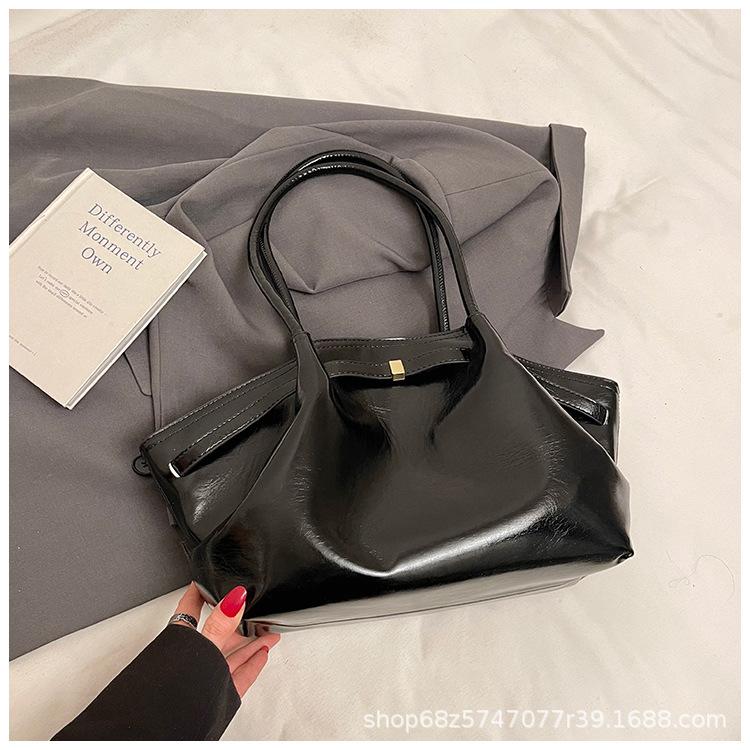 Стильная и ценная сумка-облако под мышкой женская 2025 новая весенне-летняя сумка на плечо универсальная дорожная простая сумка-тоут