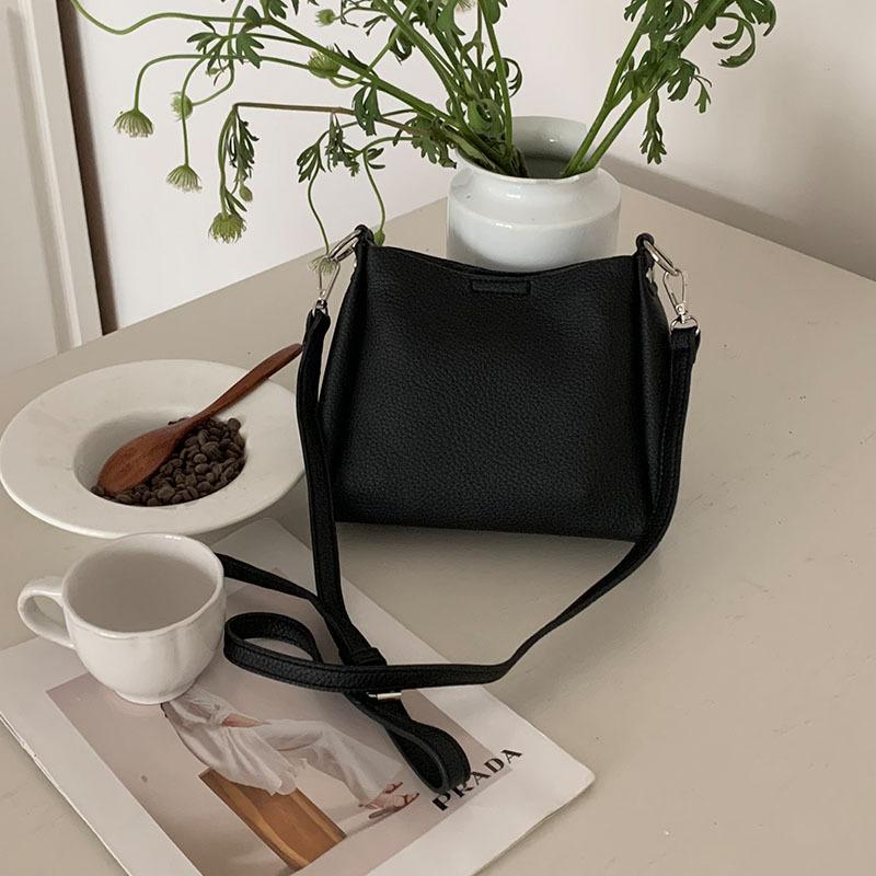 Designer PU Bucket Single Shoulder Bag For Women  New Elegant Fashion Simple Commuter Postman Large Capacity Crossbody Bag