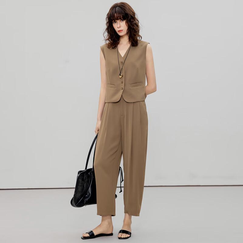 Damen-Westen-Set mit ärmelloser Weste und verkürzter Haremshose im Quiet Luxury Stil