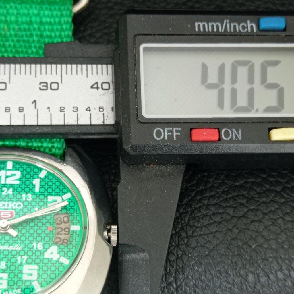 VINTAGE SEIKO 5 AUTOMATIC 7005A JAPAN MENS GREEN COLOR DIAL WATCH a709372-1