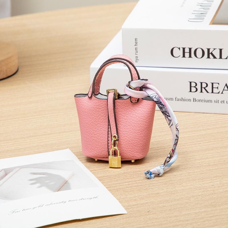 

H-Family Mini Veggie Basket Bag Charm: High-End Leather Keychain & Cute Earphone Holder розовый