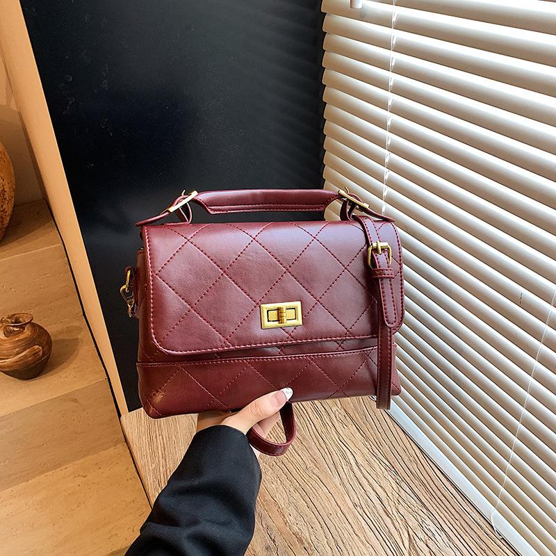 

Retro niche handbag messenger bag women s 2025 autumn new small square bag simple messenger diamond embroidered thread bag бордовый