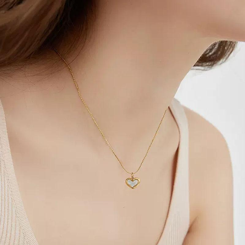 Minimalist French-style heart-shaped titanium steel necklace, non-fading, women's summer niche design, high-end trendy clavicle chain accessory