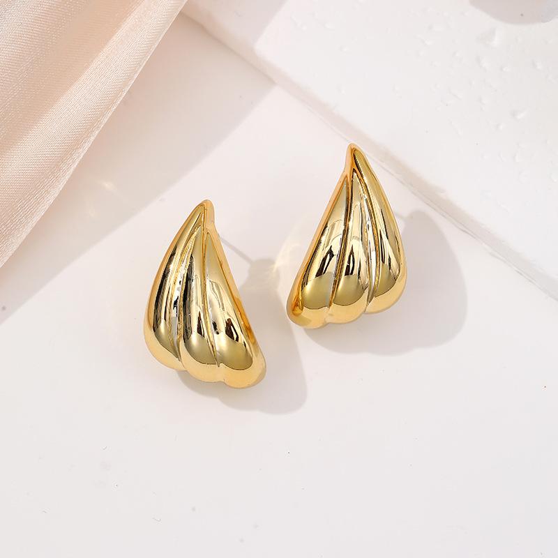 New product gold stud earrings light luxury retro geometric earrings feel fashionable and simple C-shaped gold stud earrings