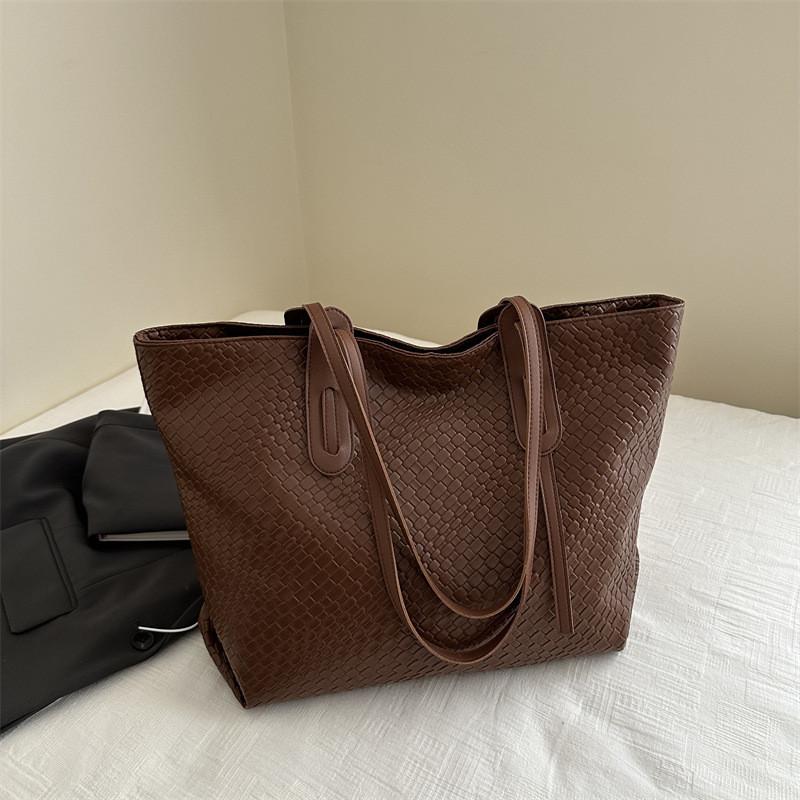 Modern Women's Tote Bag With Elegant Design And Ample Storage For Everyday Commuting