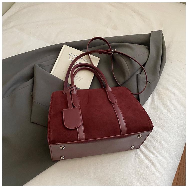 

2025 осень новая модная сумочка нишевая сумка через плечо высокая ценность модная повседневная простая сумка-мессенджер сумка женская бордовый