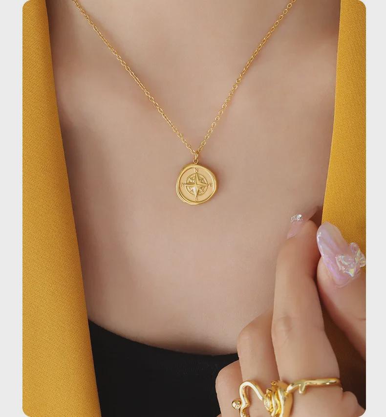 European and American Style Compass Pendant Necklace, 18K Gold-Plated Titanium Steel Clavicle Chain.