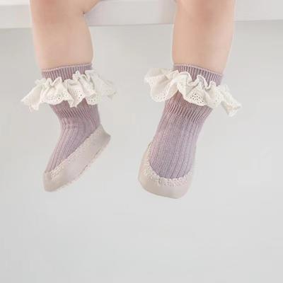 Șosete noi cu volane pentru bebeluși cu tălpi de cauciuc Șosetă pentru sugari Șosetă pentru nou-născuți Toamnă Copii Flori de dantelă pentru podea Pantofi Anti-alunecare Șosetă cu talpă moale