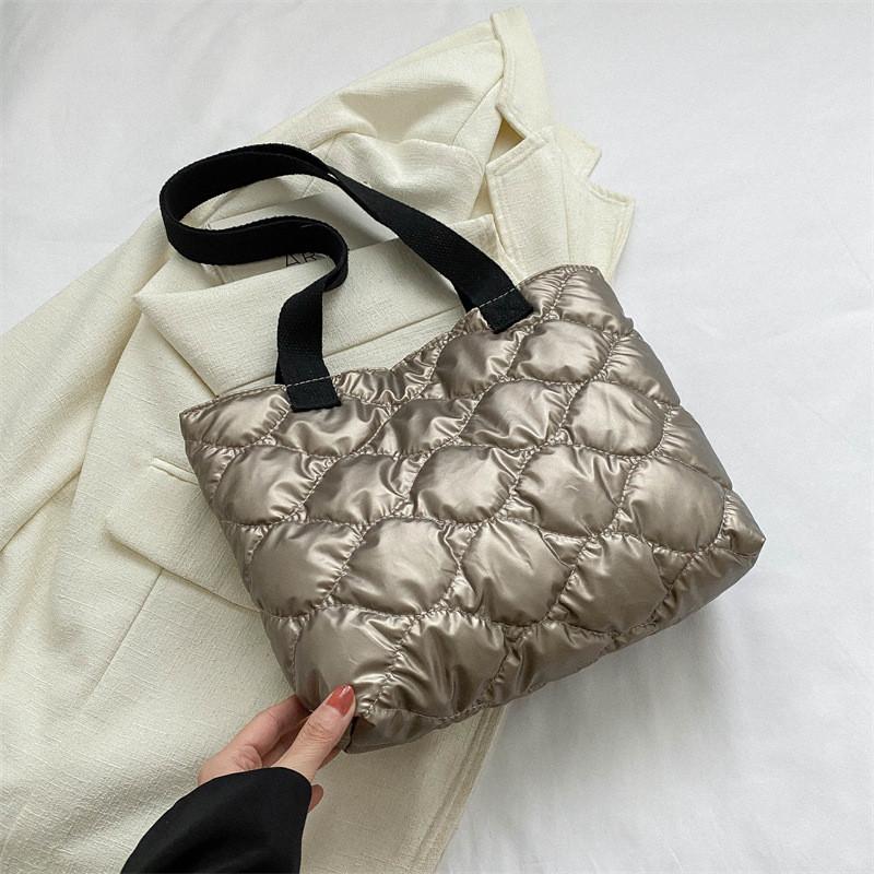 Chic And Spacious Simple Diamond Pattern Shoulder Bag For Everyday Use In 2023