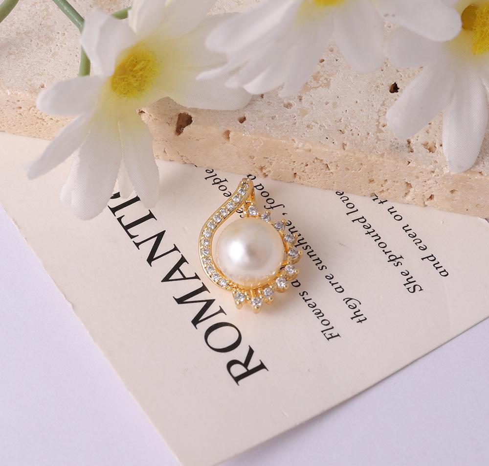 Элегантное золотое колье-подвеска 2025 года с инкрустацией из страз и жемчуга в форме капли воды