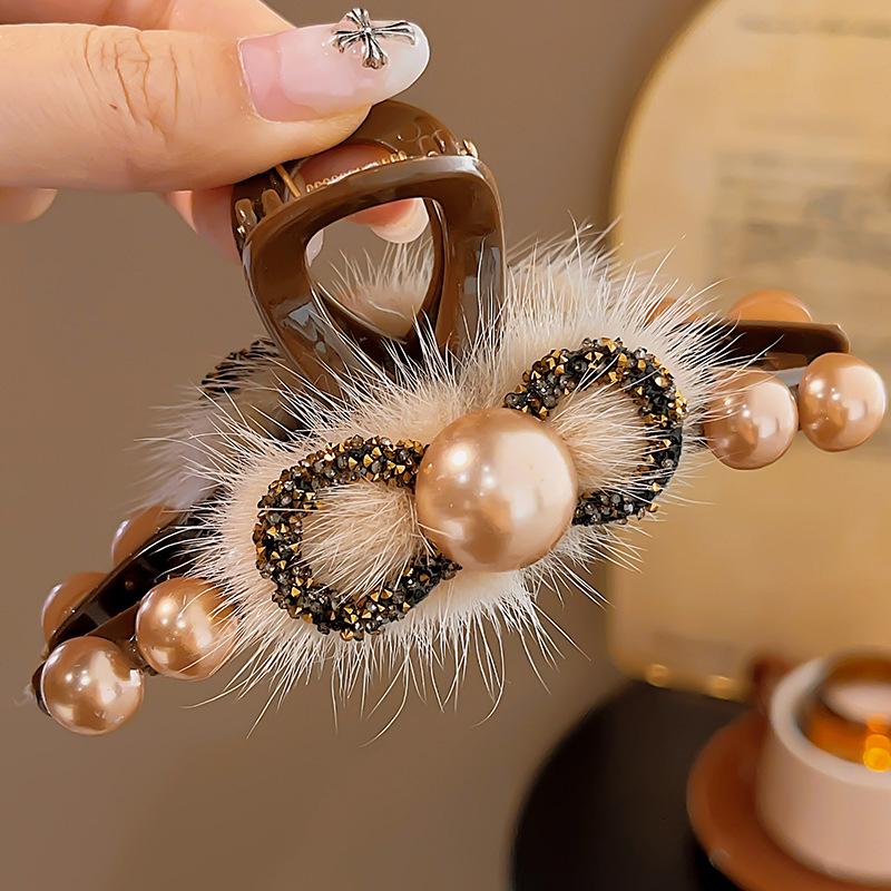 

Retro Temperament Pearl Shark Hair Clip for Women - Autumn/Winter 2025 Collection