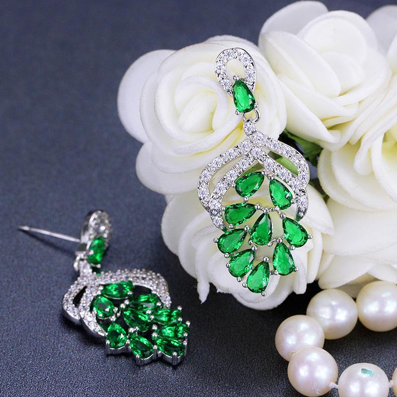 

Серьги-гвоздики «Фэнъянский цветок» 2018 года, инкрустированные цирконами разных цветов зелёный