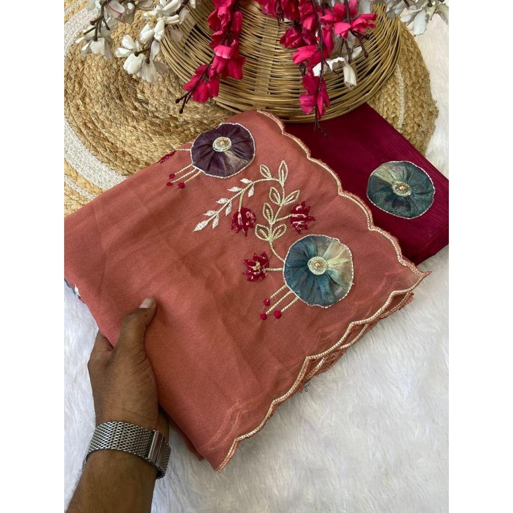 Saree knuspriger Chiffon mit Gota-Paty-Arbeit & Butta-Moti-Arbeit mit Allover-Aarco