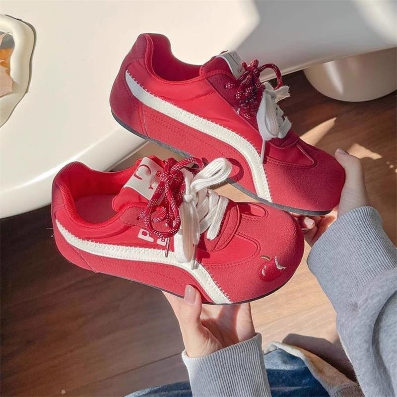 

Niche red moral training shoes women s 2025 new spring and autumn breathable high-value board shoes retro casual little white shoes 35 красный