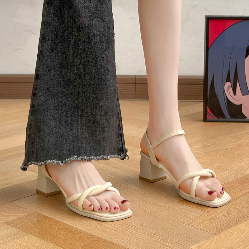 

Одно слово с босоножками на высоком каблуке женские 2025 новый летний толстый каблук мода с юбкой средний каблук темперамент квадратный каблук 40