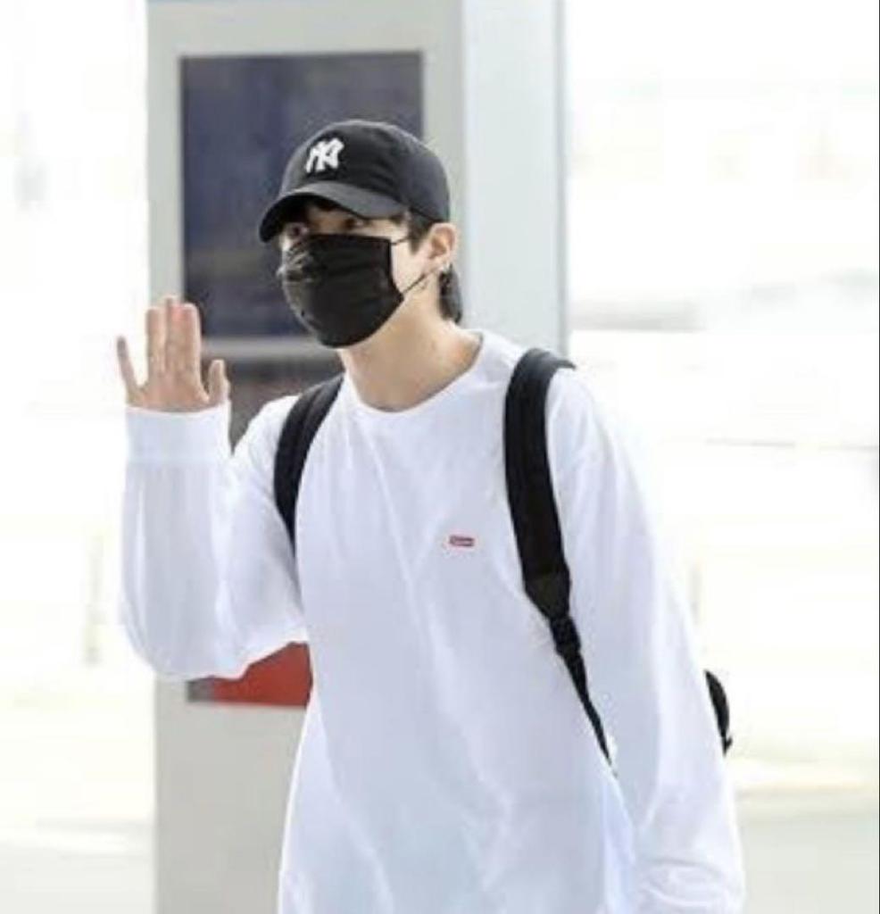 [USED] BTS Jungkook wears Supreme Small Box L/S Tee